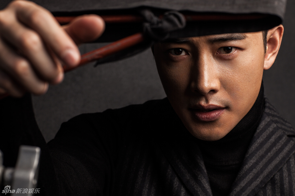 组图:罗晋正装大片曝光 动静结合诠释绅士品格