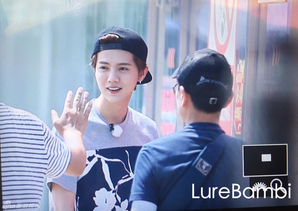 组图: 鹿晗 穿短裤坐高铁抵京 录制《 真心英雄 》