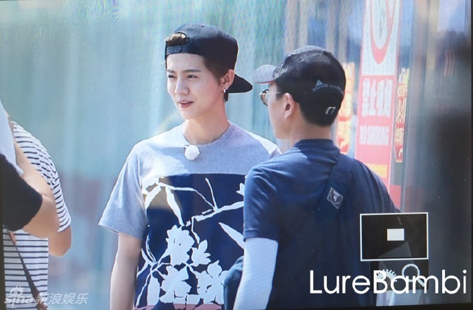 组图:鹿晗穿短裤坐高铁抵京 录制《真心英雄》