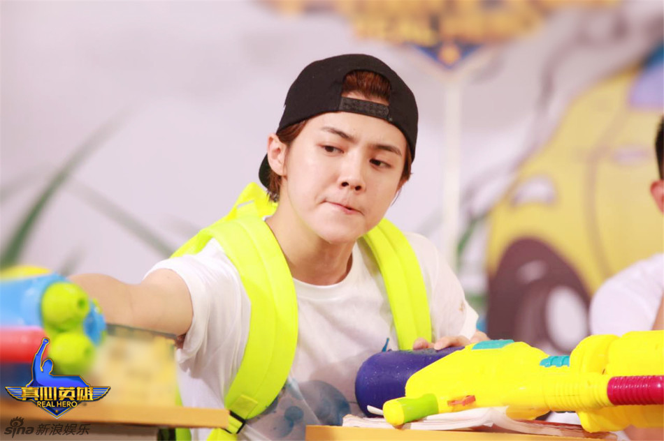 《真心英雄》鹿晗现身 游戏湿身惹热议