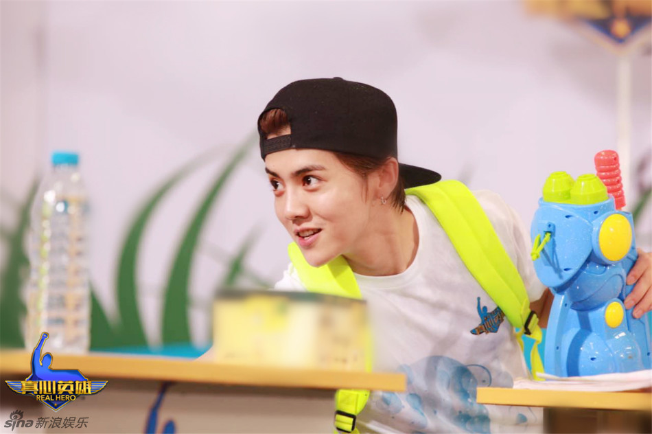 《真心英雄》鹿晗现身 游戏湿身惹热议