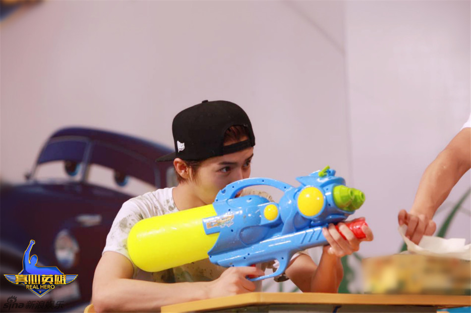 《 真心英雄 》 鹿晗 现身 游戏湿身惹热议_扬子晚