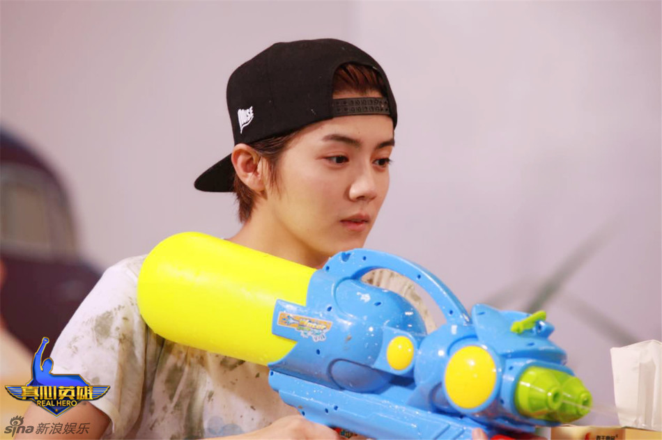 《真心英雄》鹿晗现身 游戏湿身惹热议