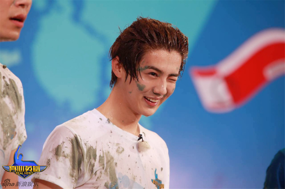 《真心英雄》鹿晗现身 游戏湿身惹热议
