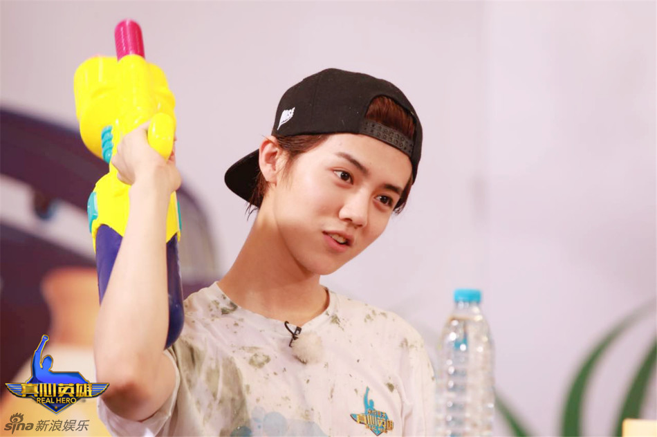 《真心英雄》鹿晗现身 游戏湿身惹热议