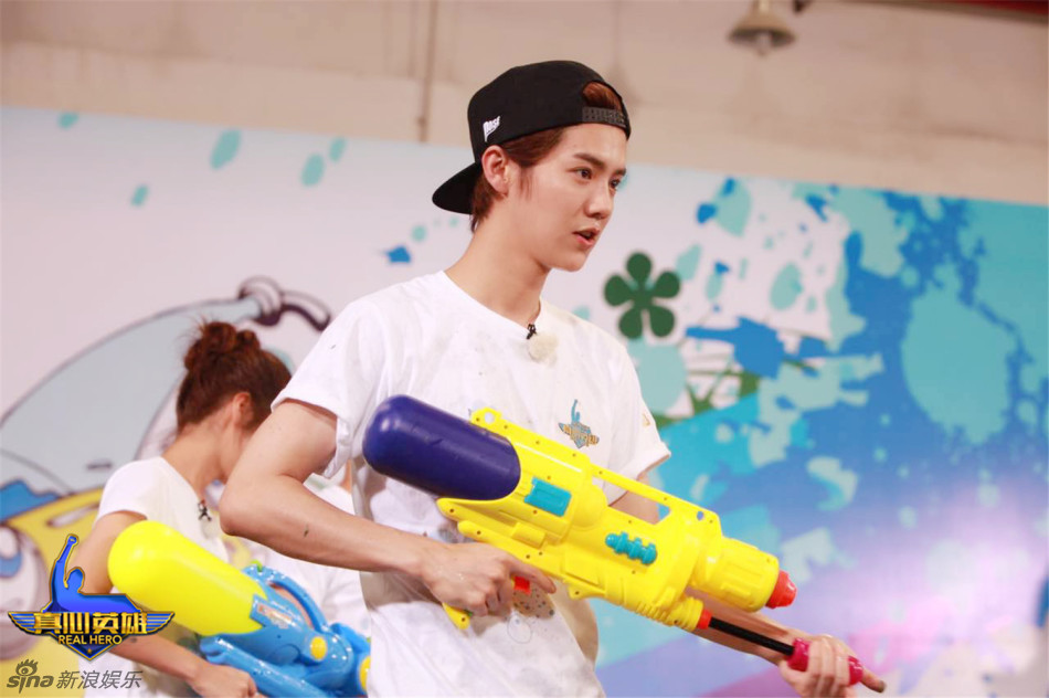 《 真心英雄 》 鹿晗 现身 游戏湿身惹热议_扬子晚