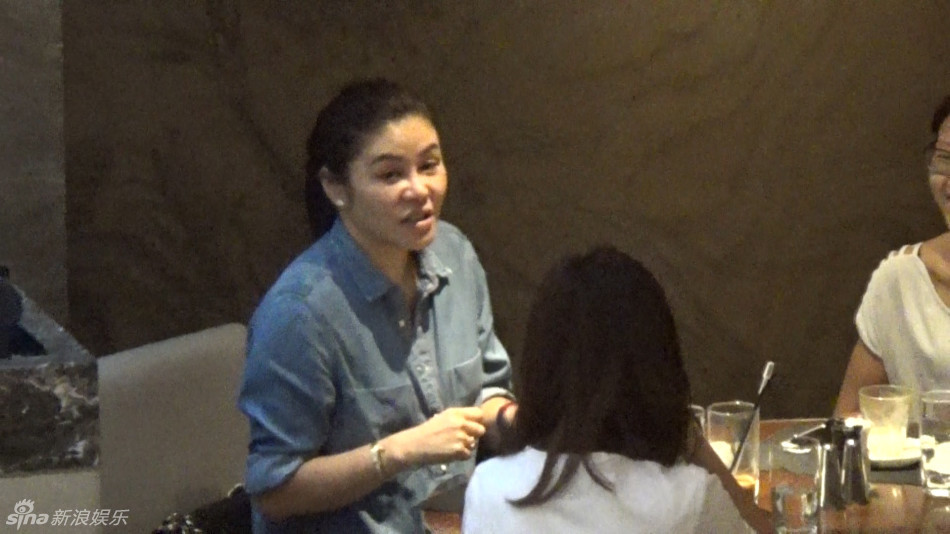 组图:范姜休闲装与友人聚会 聊嗨比剪刀手