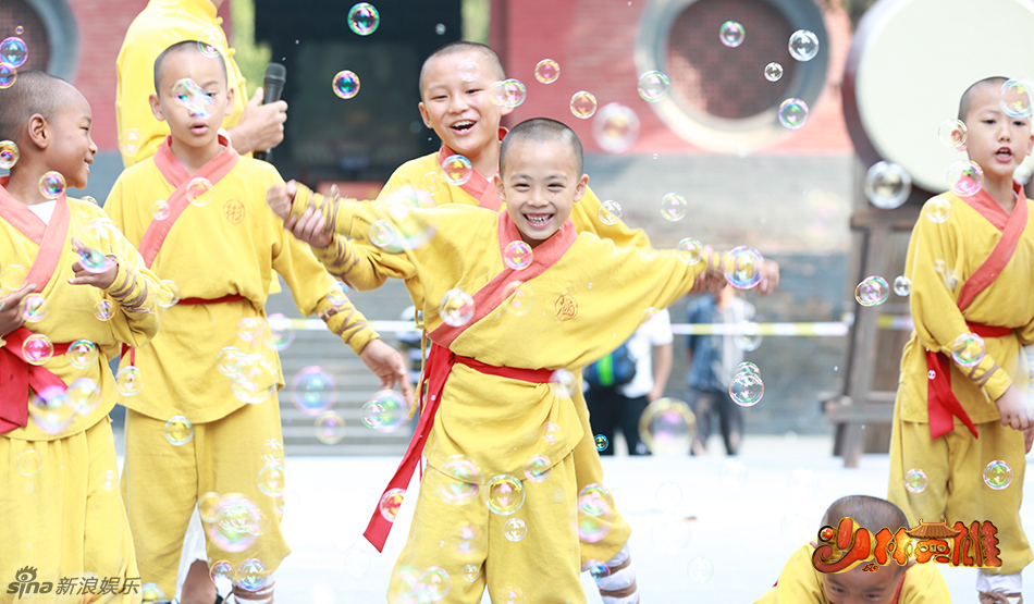 组图:《少林英雄》赵文卓望儿子进少林训练 -