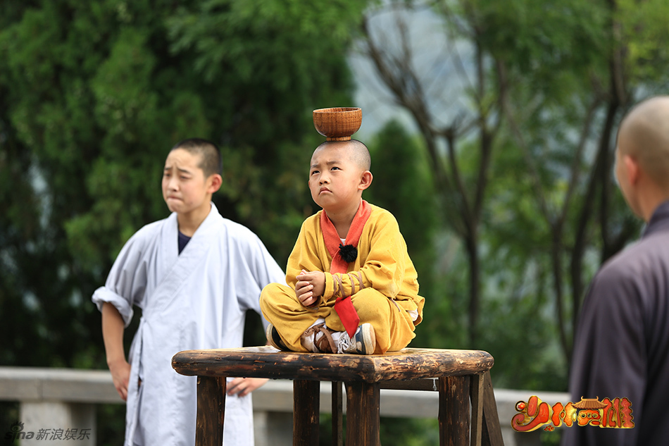 组图:《少林英雄》赵文卓望儿子进少林训练 -
