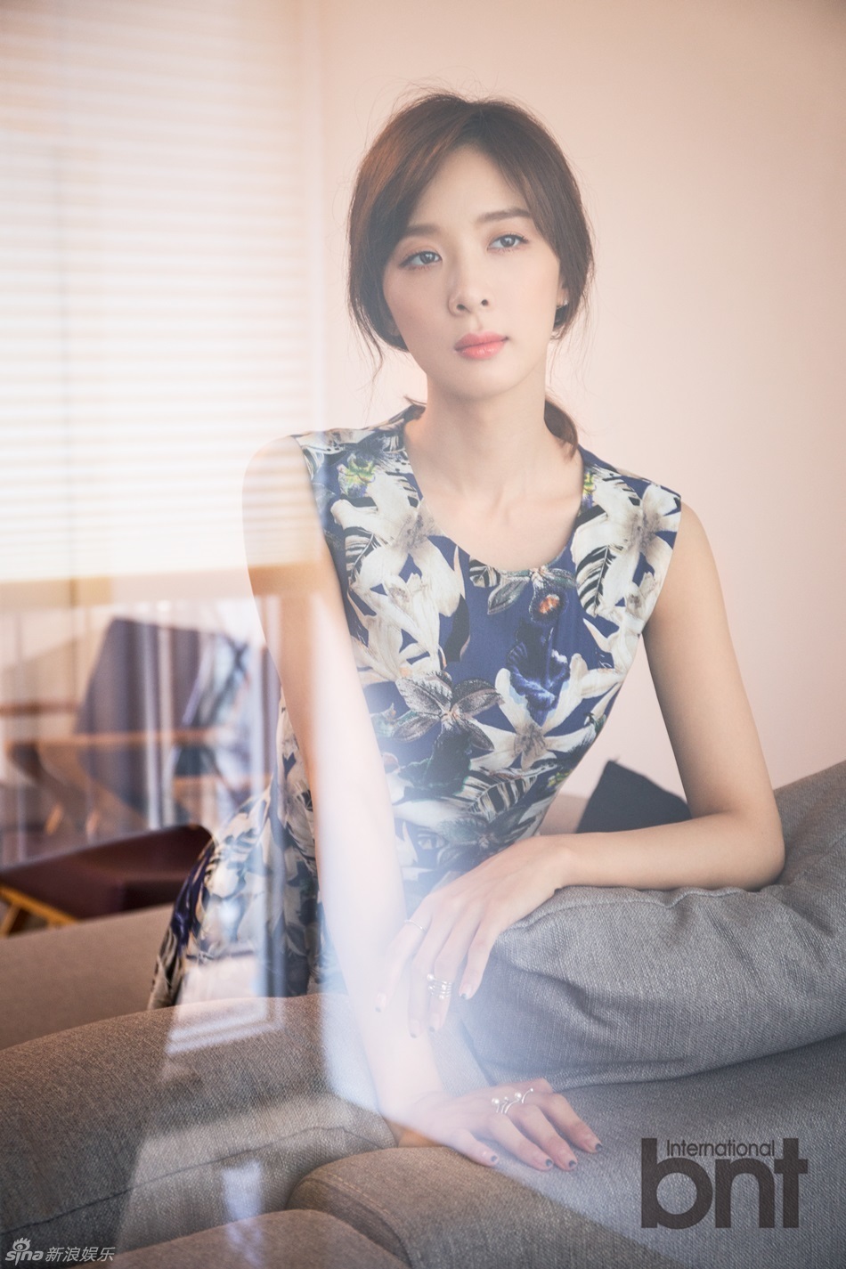 新浪娱乐讯 近日,韩国演员李清娥拍摄了一组时尚写真,清雅温婉又不失