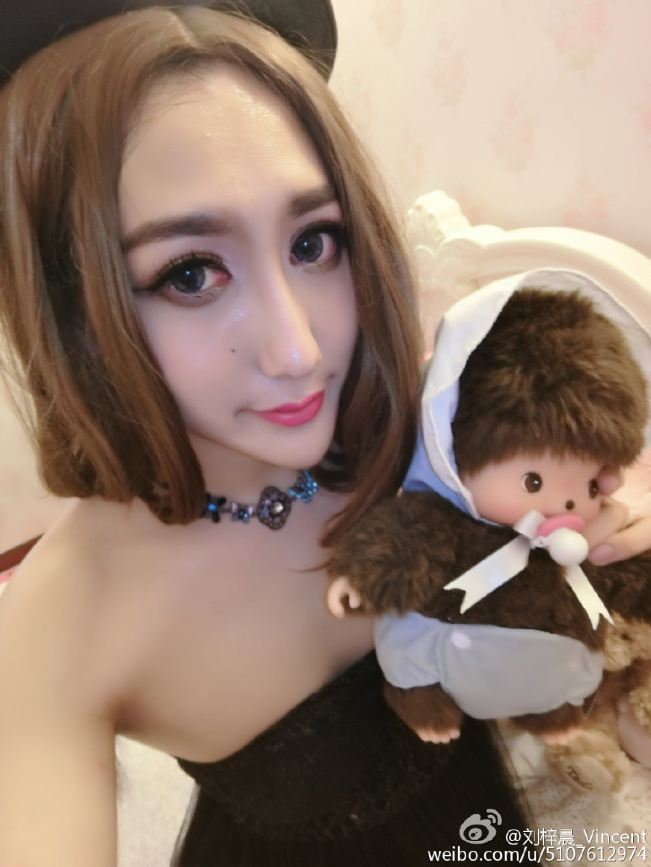 蛇精男”刘梓晨晒美照自信叫板范冰冰(组图) - 新闻- 加拿大华人网- 加拿大华人门户网站