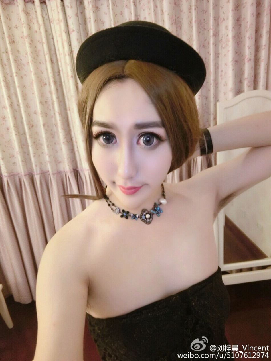 蛇精男”刘梓晨晒美照自信叫板范冰冰(组图) - 新闻- 加拿大华人网- 加拿大华人门户网站