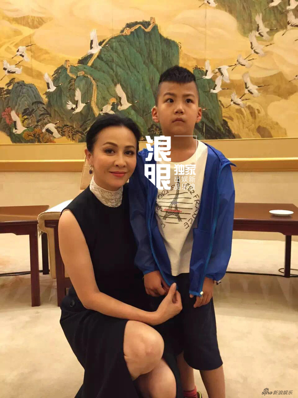 图片:《开罗宣言》公布会后台 刘嘉玲强吻康康