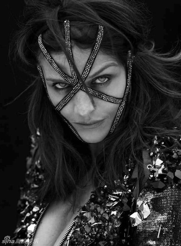 新浪娱乐讯 超模海莲娜-克莉丝汀森(helena christensen)最新时装写真