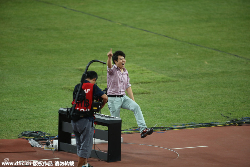 组图:郎朗现身北京世锦赛 为百米飞人弹琴助威