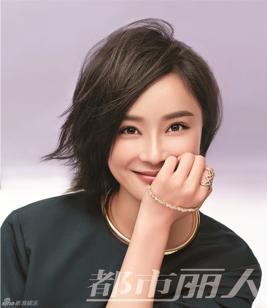 组图:袁姗姗登杂志封面 俏丽短发抹胸裙秀香肩