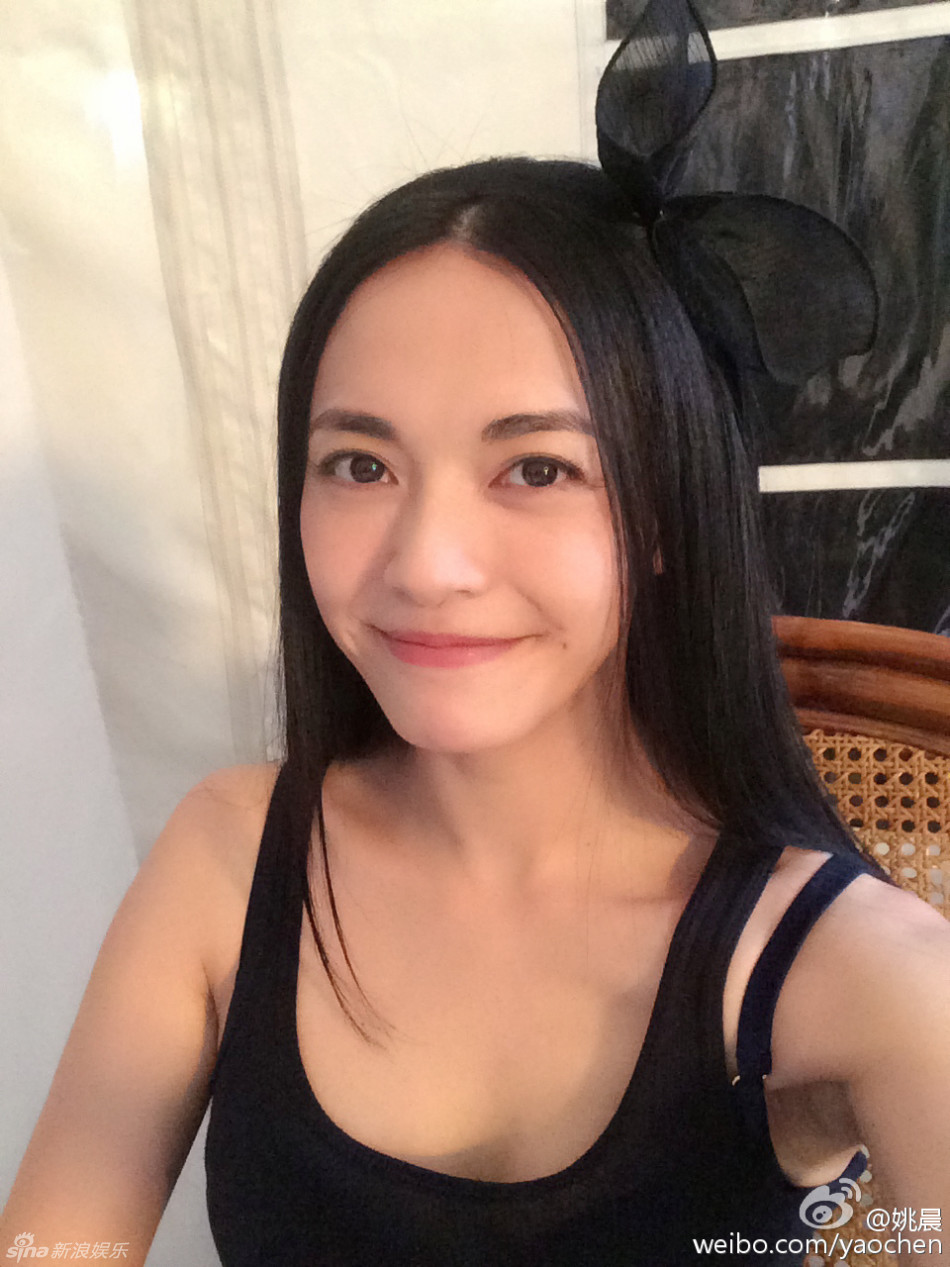 8月26日,姚晨在微博晒出一组"90后自拍标准表情示范"的美照