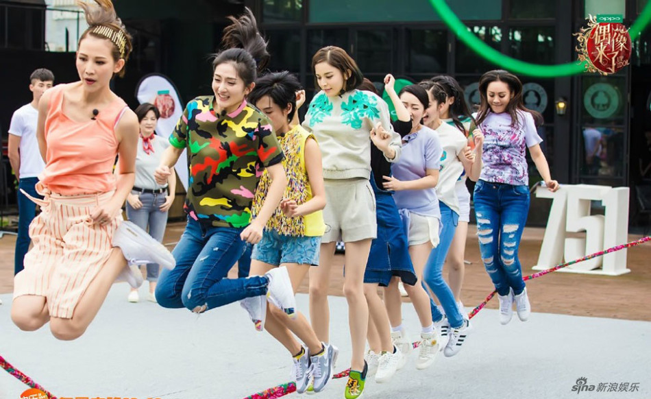 《偶像》女神团牵手跳大绳 培养团队默契 -- 佛
