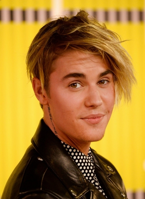 组图:比伯偏分长刘海亮相 遭调侃撞脸朱孝天