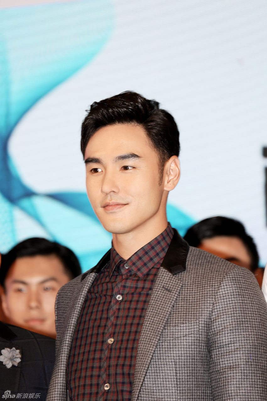 组图:阮经天亮相模特大赛 自信优雅展型男风度 - 突袭新闻