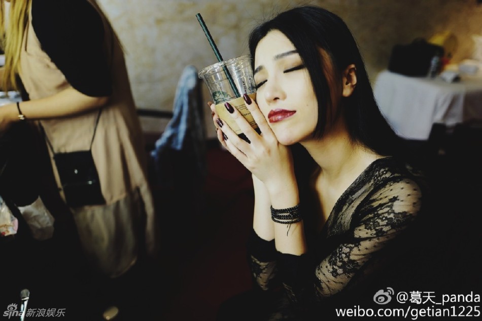 刘翔前妻葛天一袭红裙