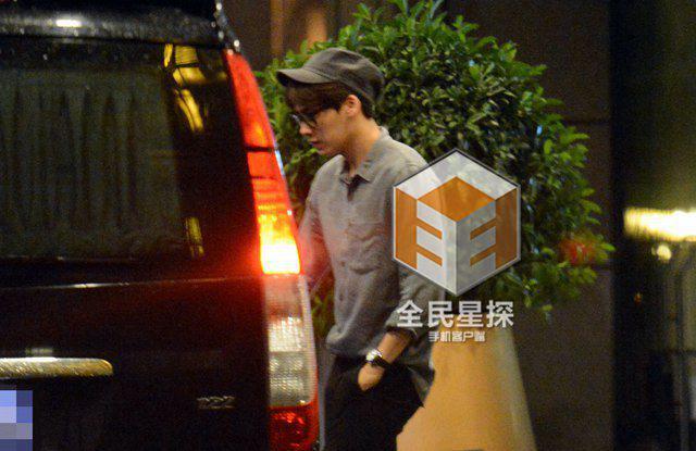 李易峰夜会业界大佬王中磊冯小刚赵宝刚低调快闪实拍组图