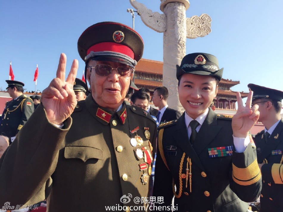 组图:陈思思参加阅兵观礼 军装出镜英姿飒爽_高清图集