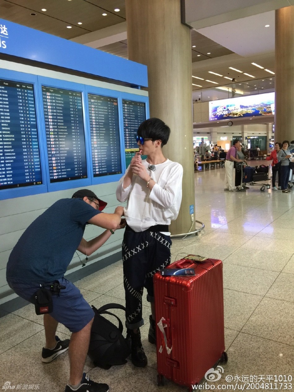 组图:《音乐游侠》华晨宇周笔畅韩国街头卖唱