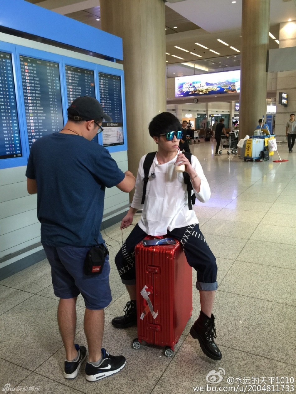 组图:《音乐游侠》华晨宇周笔畅韩国街头卖唱