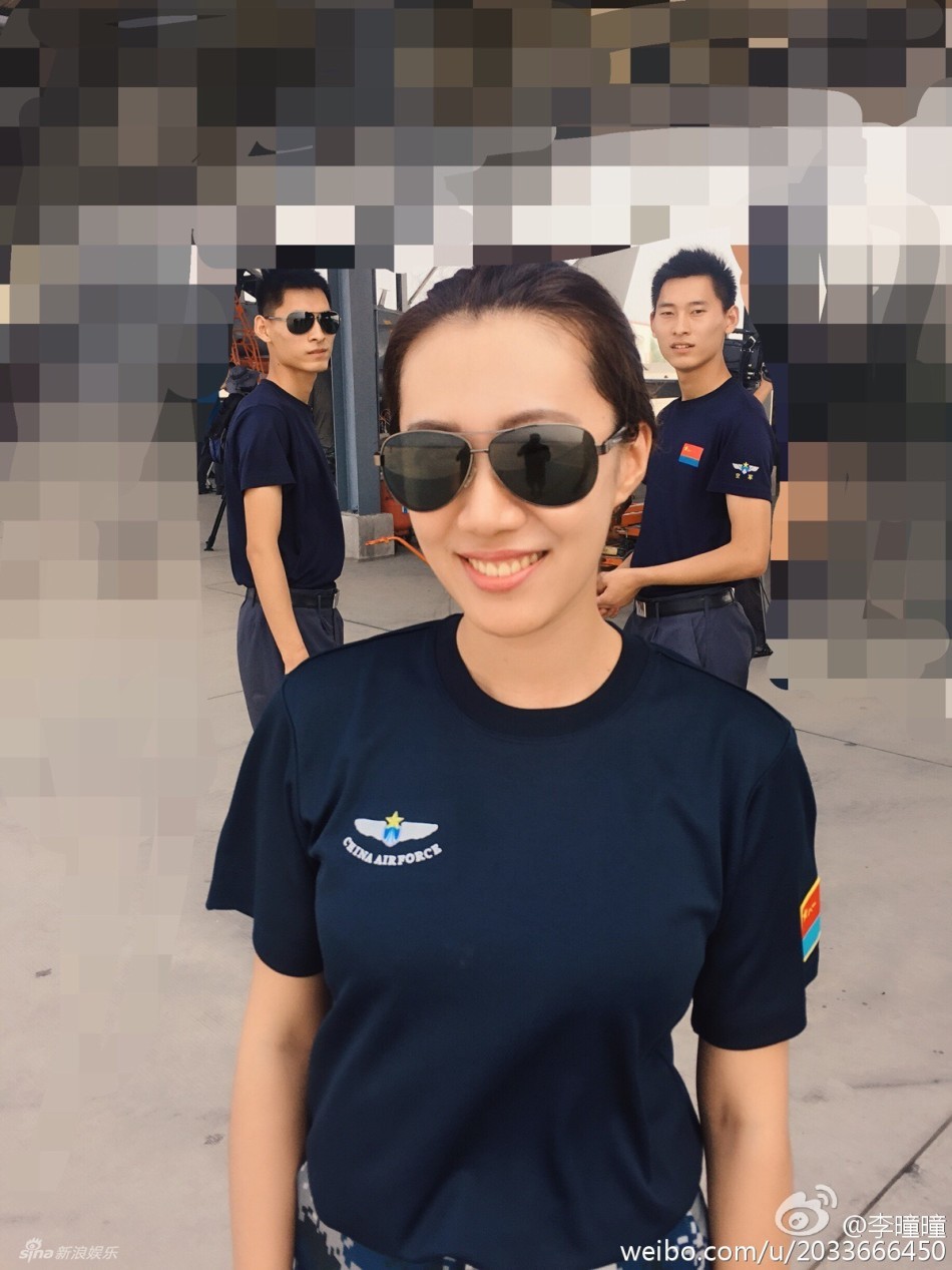 央视女主播军营与战士同吃住 迷彩登飞机|央视|李曈曈