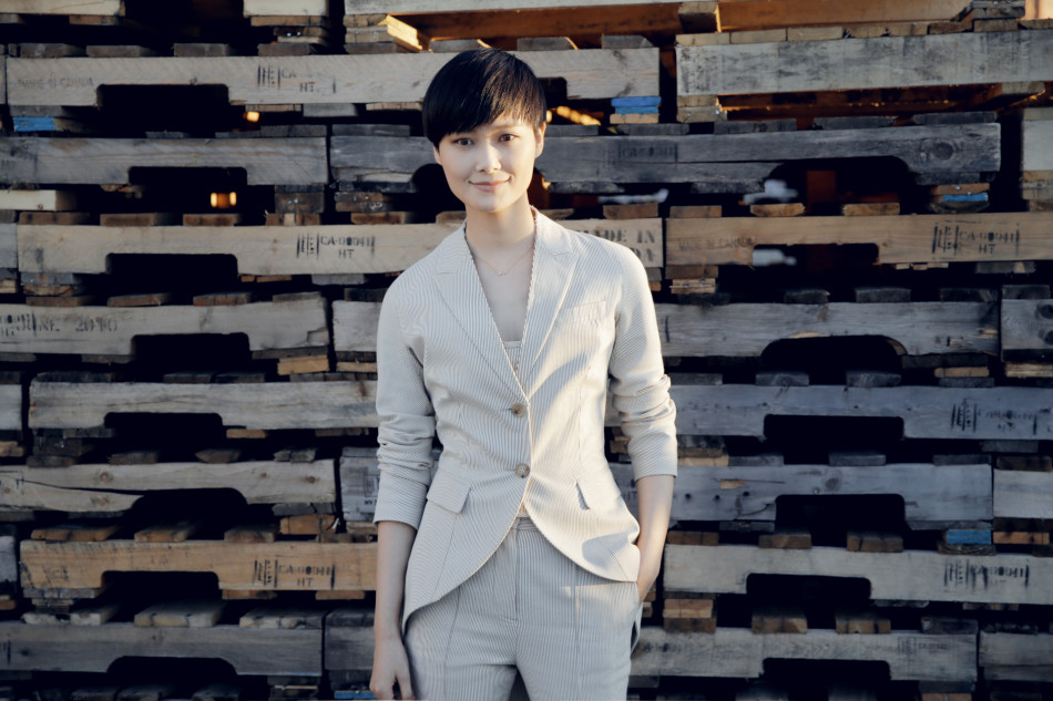 组图:李宇春首次现身纽约时装周 潇洒西装亮相