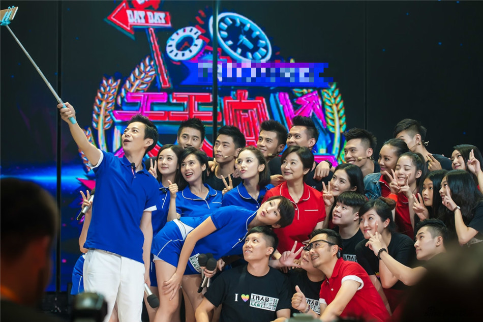 组图:《偶像》十美变身幕后工作者 现场状况多