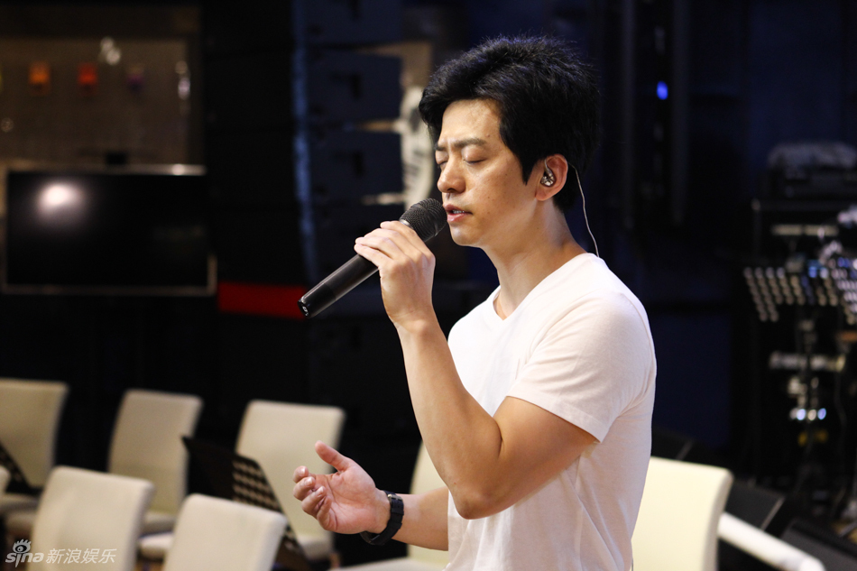 李健现身演唱会排练 白T蓝裤简单纯粹