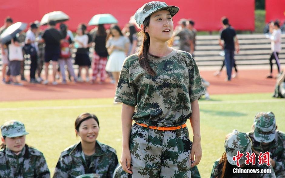 清纯中带着一点点青涩,9月9日,在中国传媒大学南广学院的操场上
