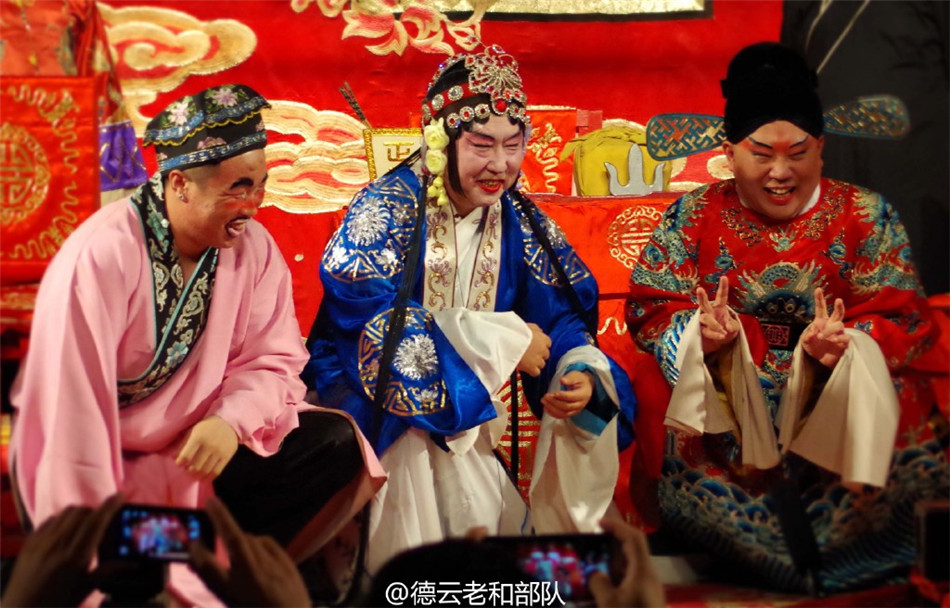 郭德纲带德云社反串唱戏 小鲜肉坦胸送福利