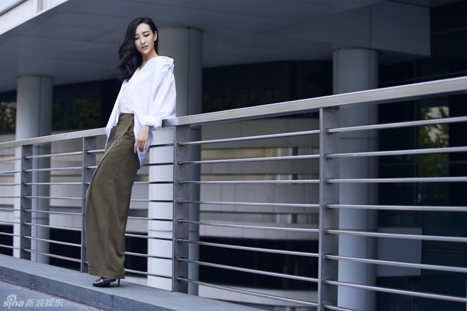 组图:王鸥优雅街拍曝光 女魔头淡然从容气质佳