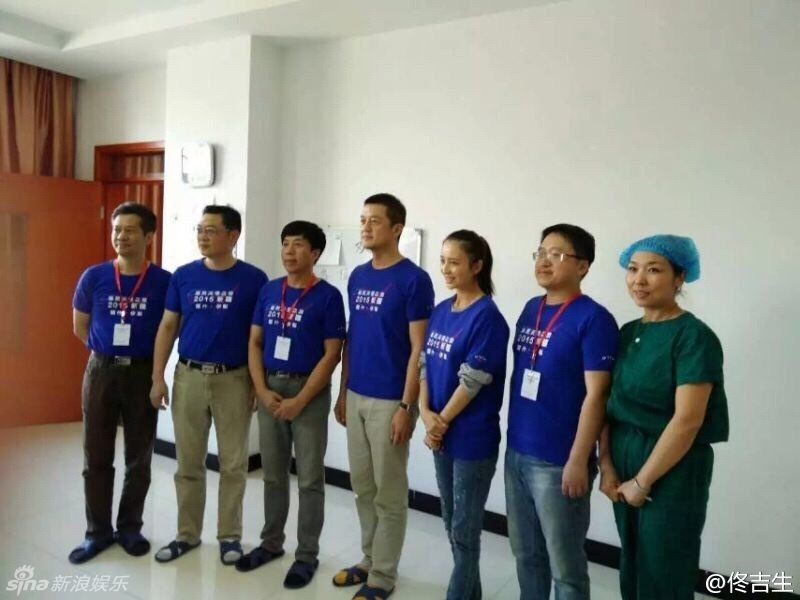 李亚鹏佟丽娅着装低调休闲 赴新疆做慈善