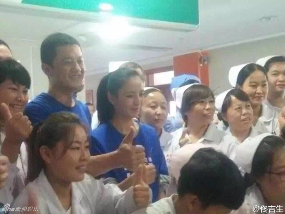 李亚鹏佟丽娅着装低调休闲 赴新疆做慈善