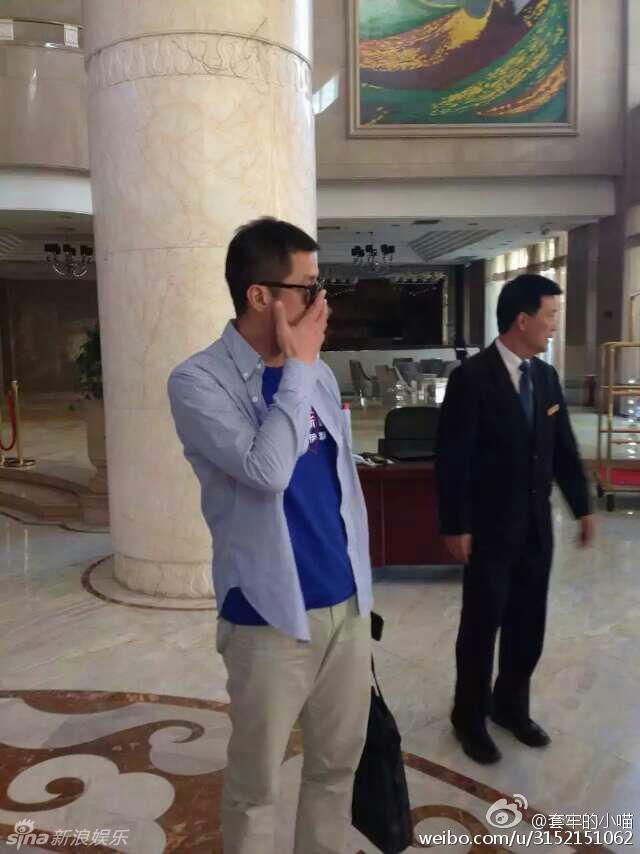 李亚鹏佟丽娅着装低调休闲 赴新疆做慈善