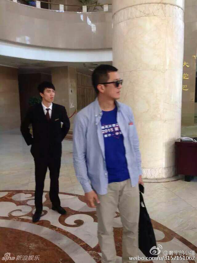 李亚鹏佟丽娅着装低调休闲 赴新疆做慈善