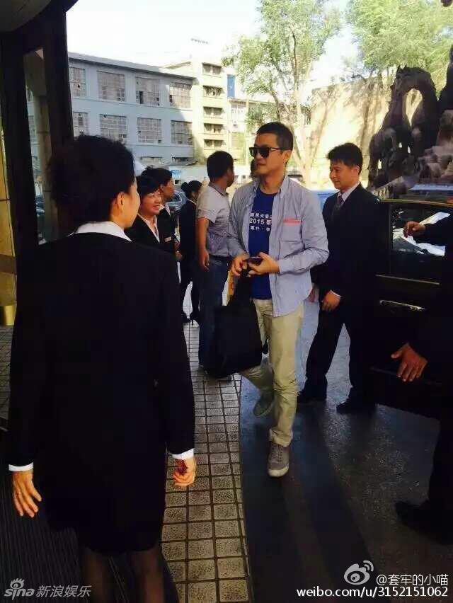 李亚鹏佟丽娅着装低调休闲 赴新疆做慈善