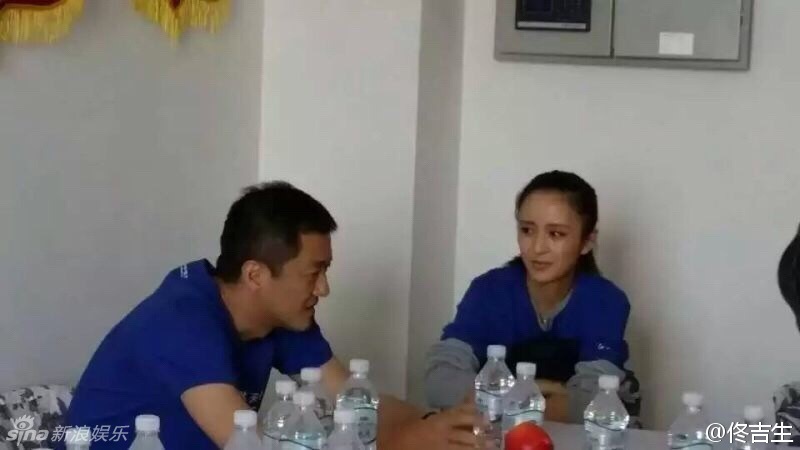 李亚鹏佟丽娅着装低调休闲 赴新疆做慈善