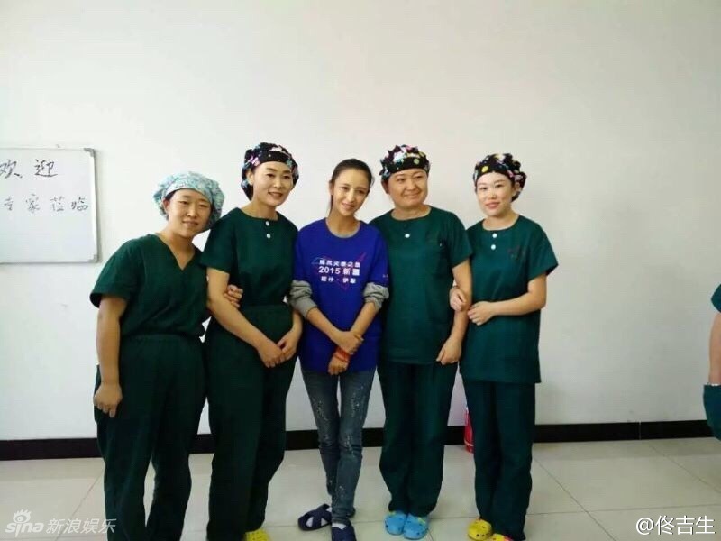 李亚鹏佟丽娅着装低调休闲 赴新疆做慈善