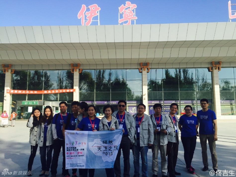 李亚鹏佟丽娅着装低调休闲 赴新疆做慈善