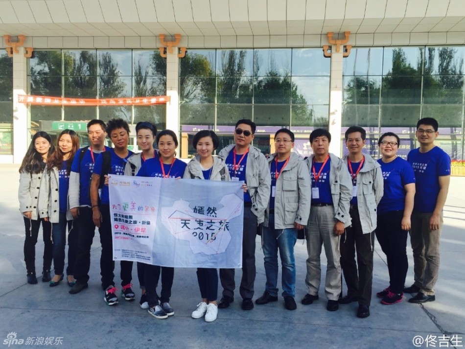 李亚鹏佟丽娅着装低调休闲 赴新疆做慈善