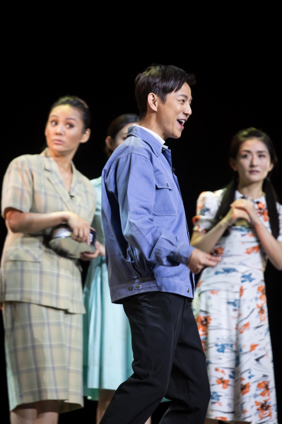 林青霞暌违23年演话剧 重返桃花源落泪_扬子晚报网