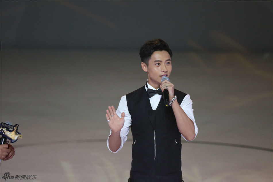 组图:女神新装魏晨来袭 谈时尚:好设计无价 - 娱