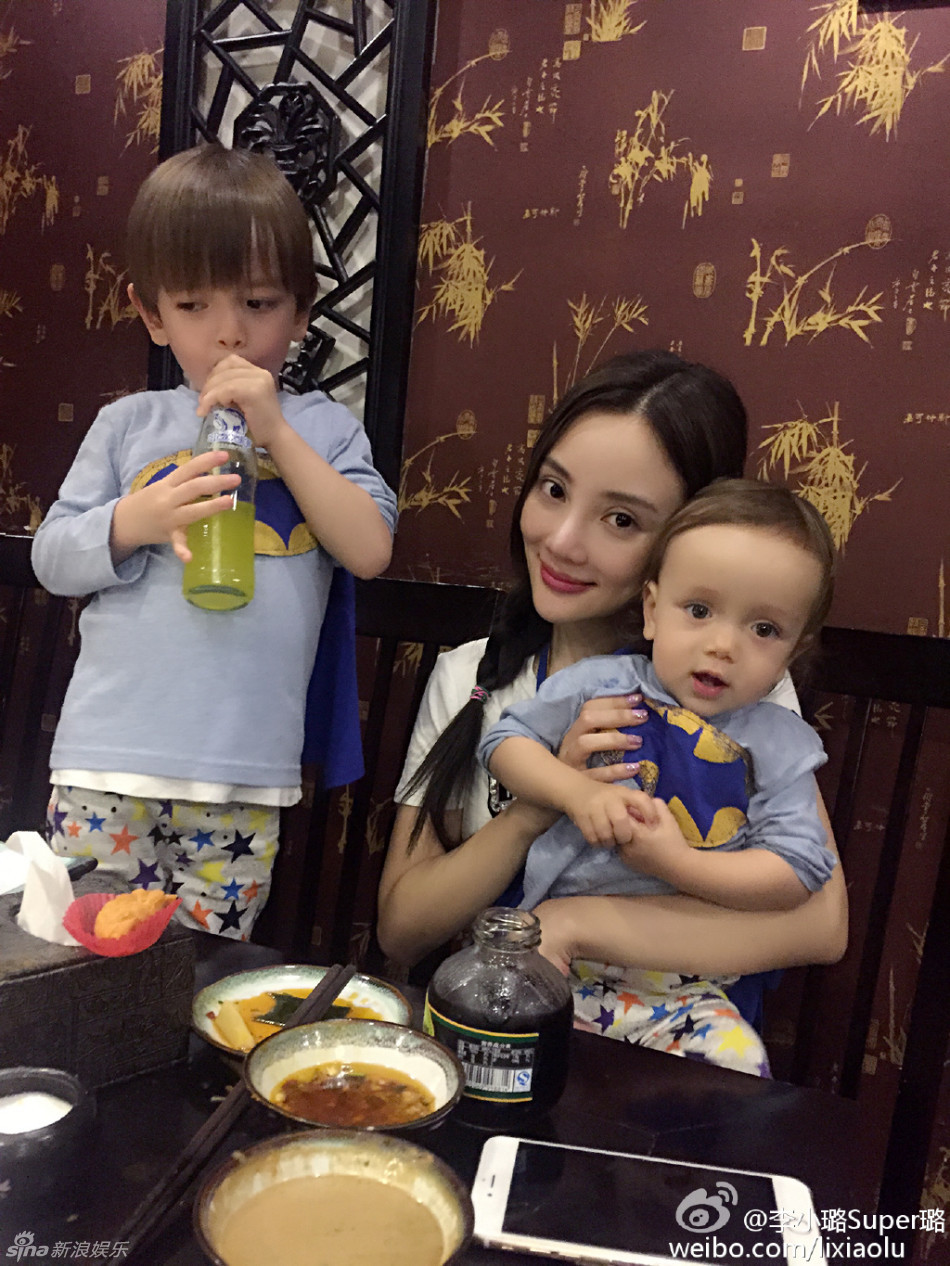 组图:李小璐和甜馨穿母女装 与萌娃们玩耍搞怪_高清