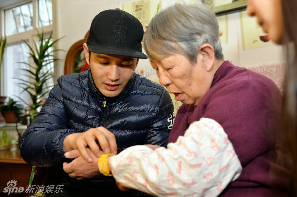 黄晓明发黄手环推公益防走失