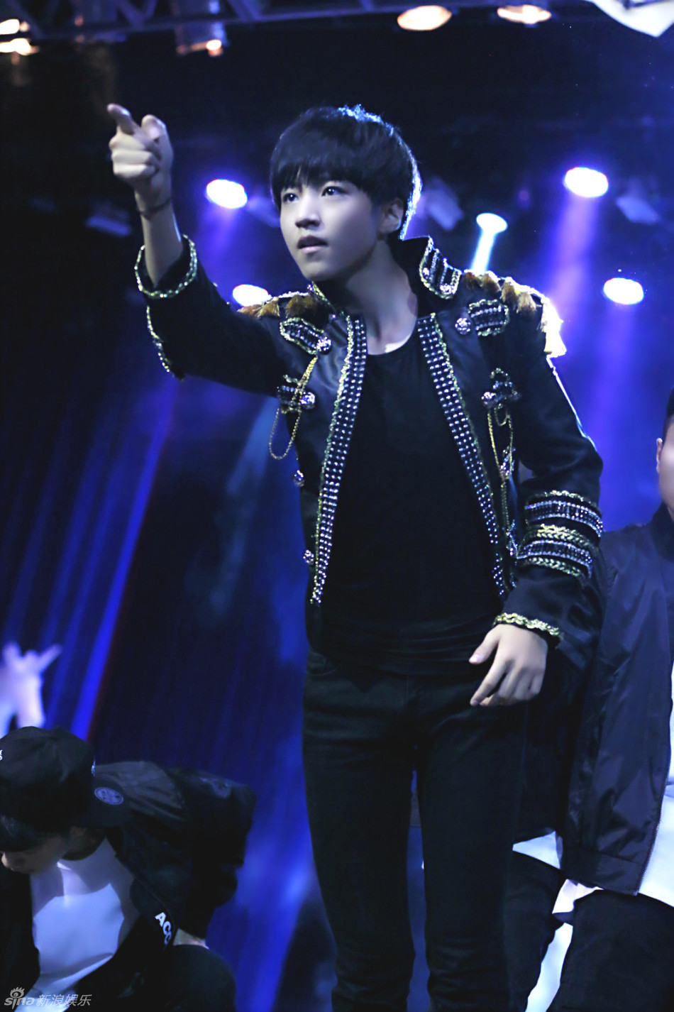 组图:王俊凯19日重庆庆生 翻唱舞蹈solo送福利